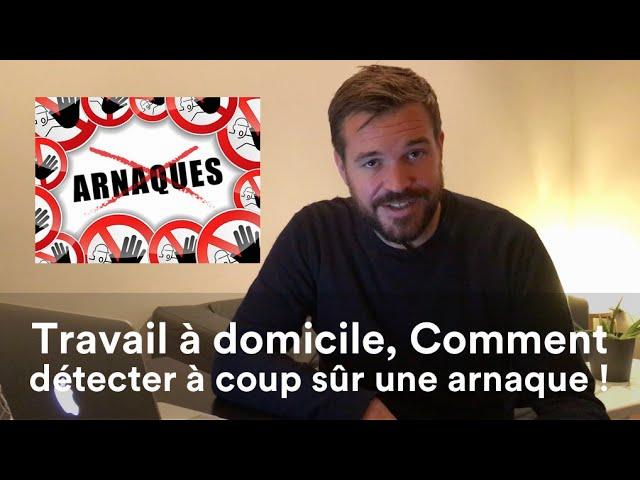 Un homme est assis devant un ordinateur avec un texte en français qui dit arnaques en arrière-plan.