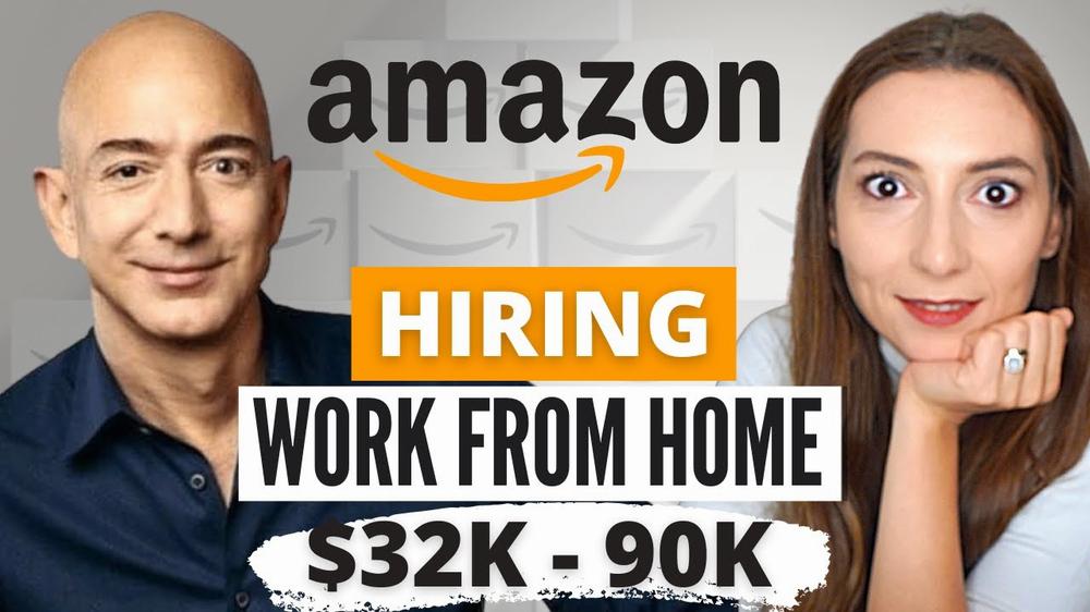 Jeff Bezos et une employée sourient devant le logo dAmazon.